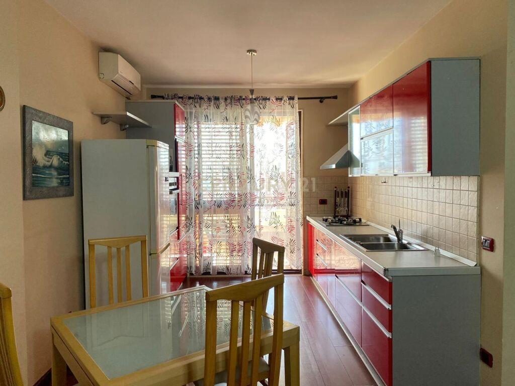 JEPET ME QIRA APARTAMENT 2+1 NE QENDER DURRES !!