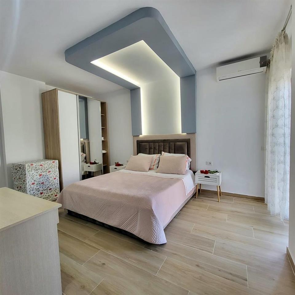 Jepet me qera 2+1+2 me pamje nga deti