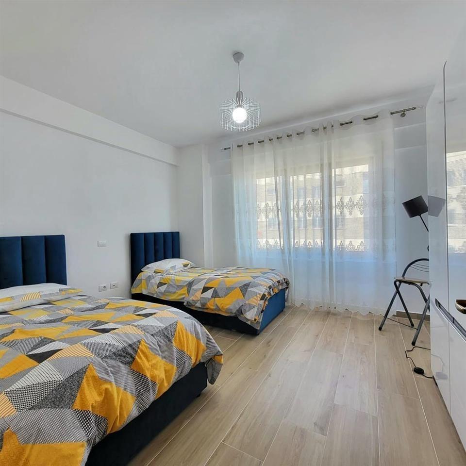 Jepet me qera 2+1+2 me pamje nga deti