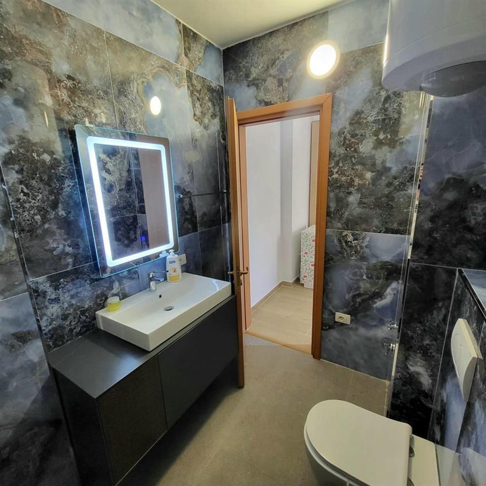 Jepet me qera 2+1+2 me pamje nga deti