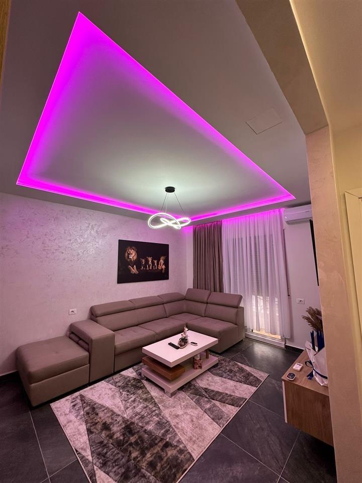 Shitet apartament 2+1 me pamje anesore nga deti