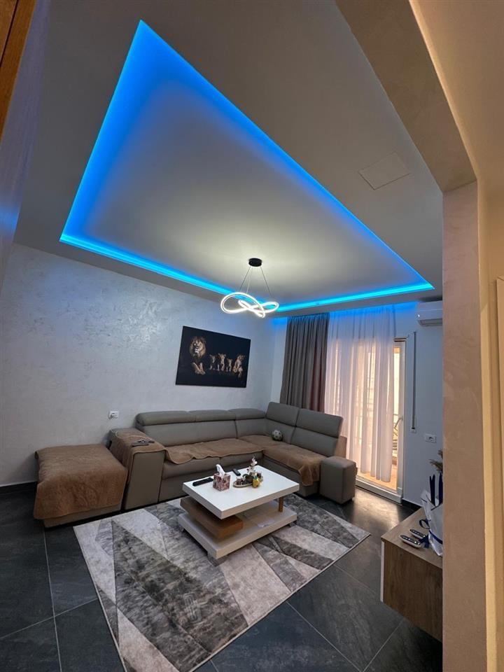 Shitet apartament 2+1 me pamje anesore nga deti