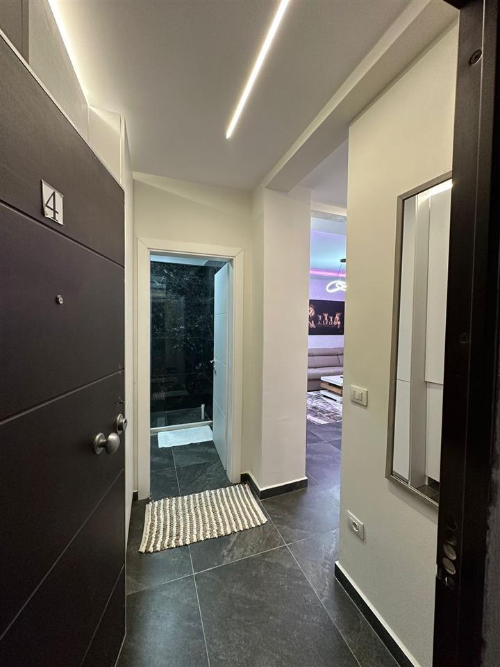 Shitet apartament 2+1 me pamje anesore nga deti