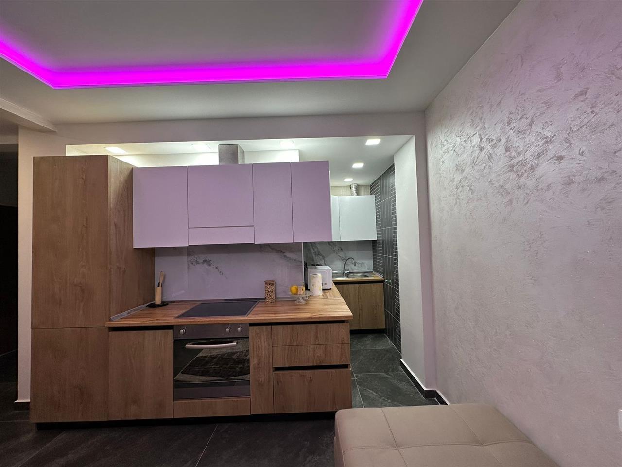 Shitet apartament 2+1 me pamje anesore nga deti