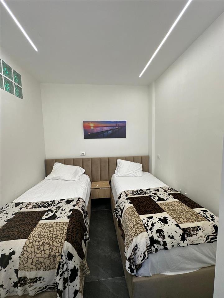 Shitet apartament 2+1 me pamje anesore nga deti