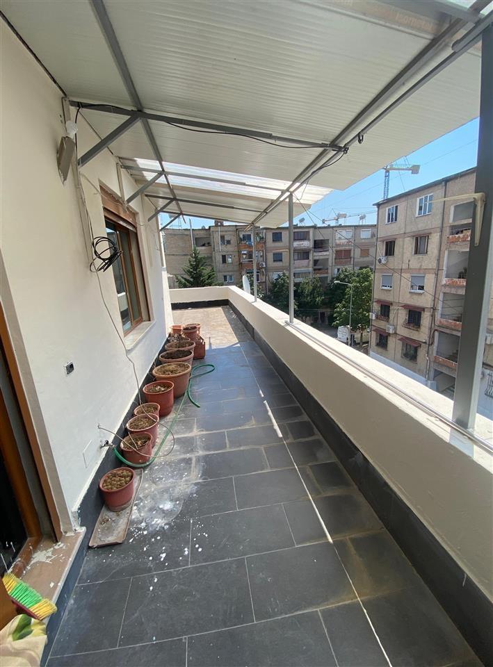Disponojme apartament 2+1 me qera ne zonen e Laprakes, Tiran