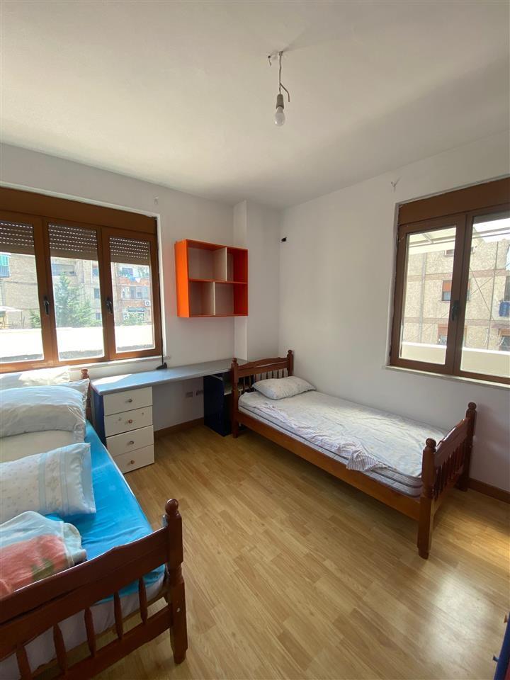 Disponojme apartament 2+1 me qera ne zonen e Laprakes, Tiran