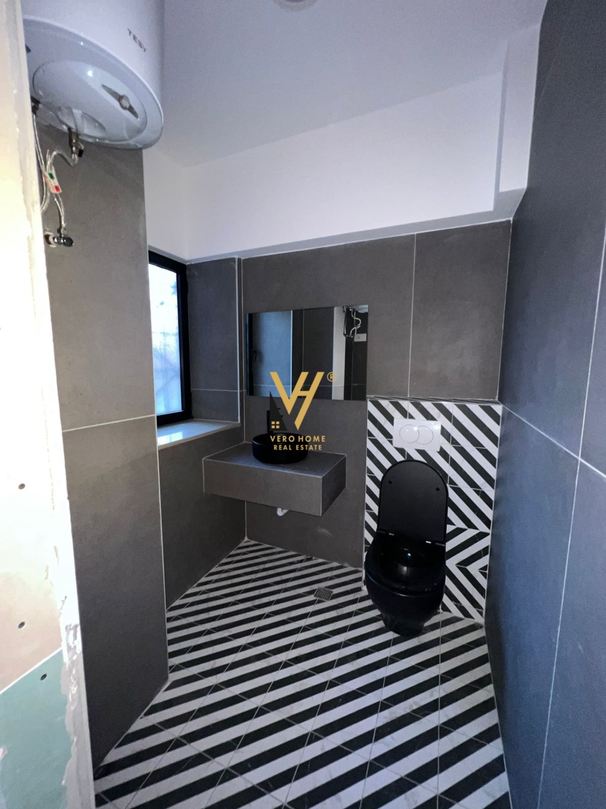 DYQAN 180M2 ME QERA TE RRUGA E DURRESIT 4.000 EURO