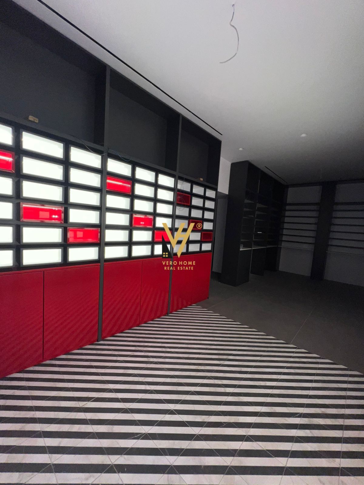 DYQAN 180M2 ME QERA TE RRUGA E DURRESIT 4.000 EURO