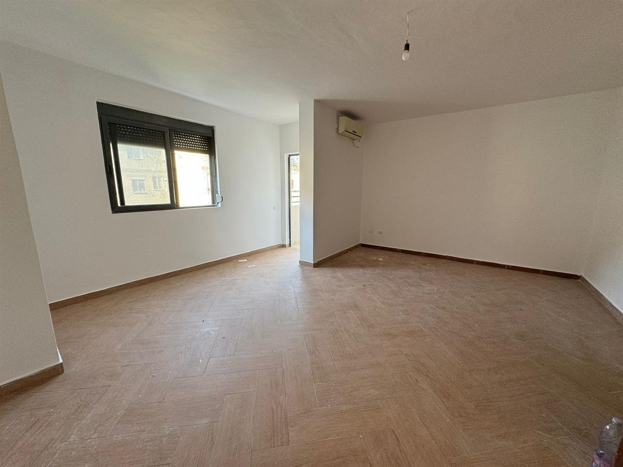 Shitet super apartament okazion