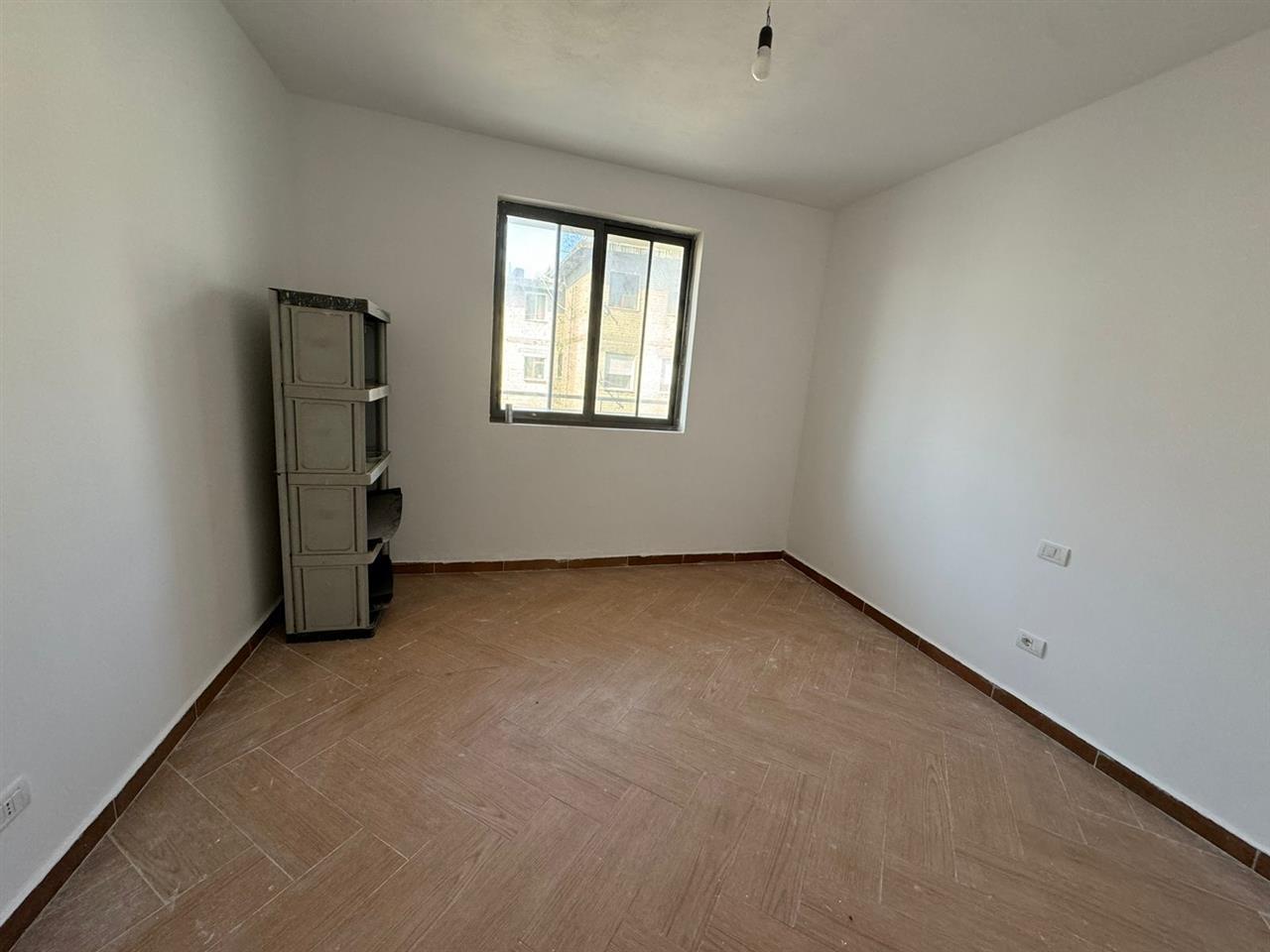 Shitet super apartament okazion