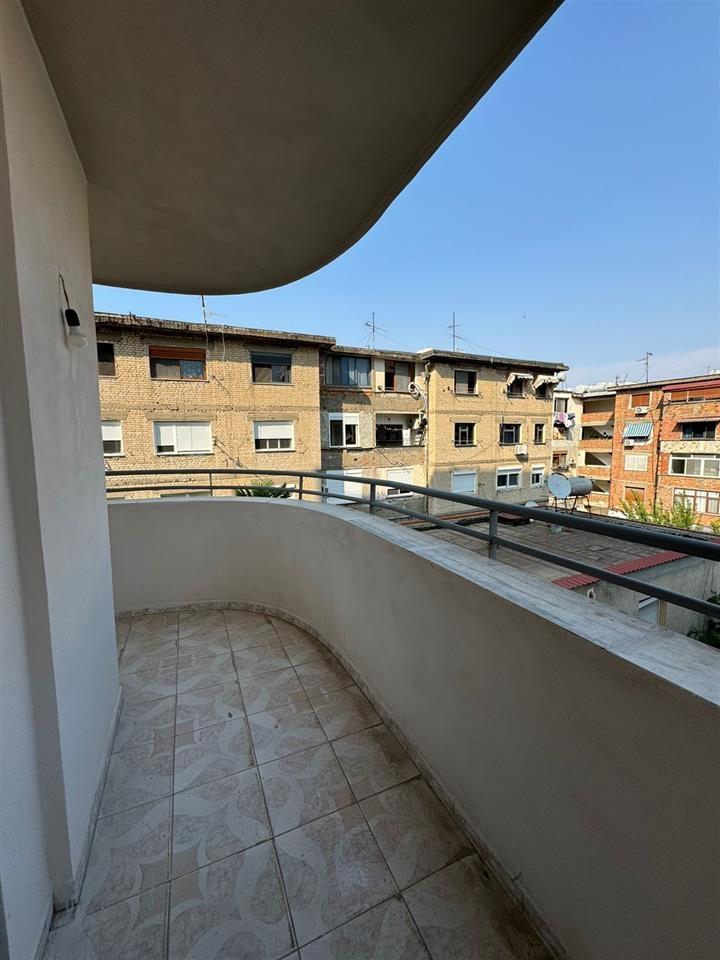 Shitet super apartament okazion