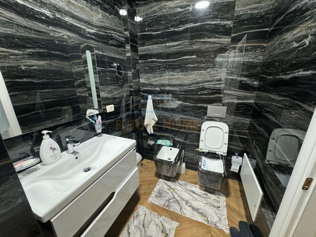 Shitet, Apartament 2+1+2, Rruga 5 Maji