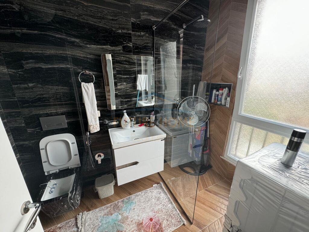 Shitet, Apartament 2+1+2, Rruga 5 Maji