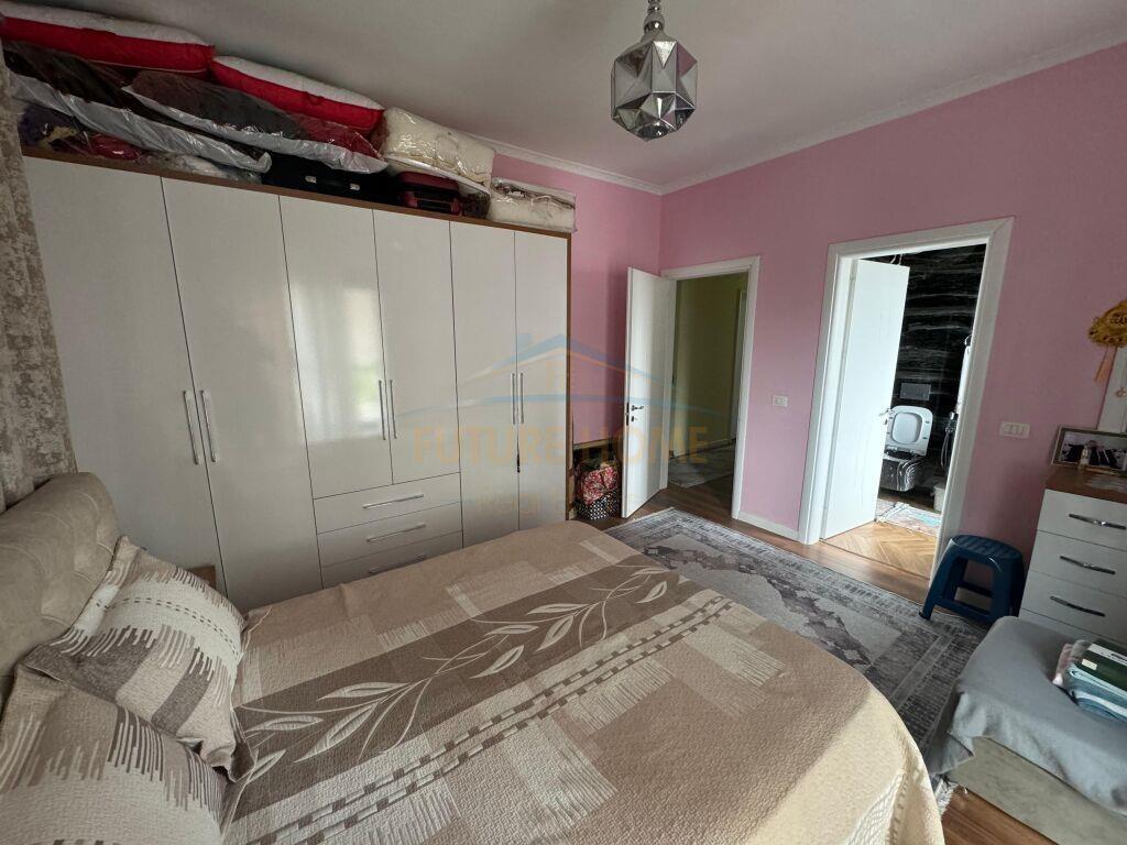 Shitet, Apartament 2+1+2, Rruga 5 Maji