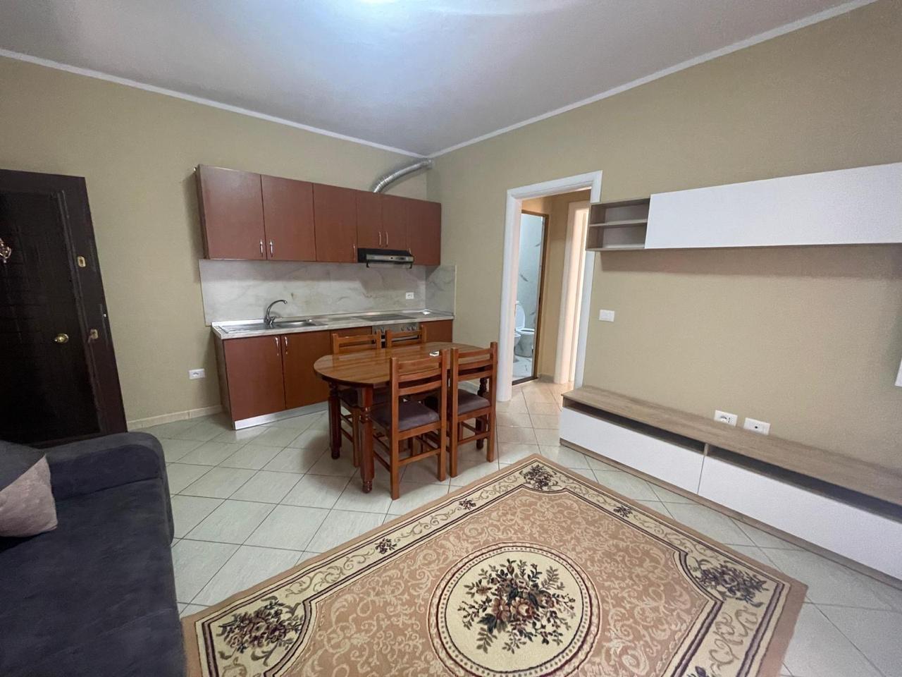 Jepet me qera apartament 1+1 ne zonen e ish kenetes