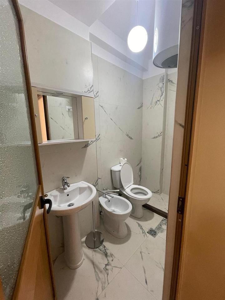 Jepet me qera apartament 1+1 ne zonen e ish kenetes