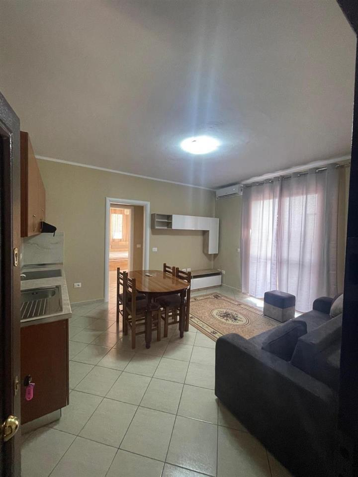 Jepet me qera apartament 1+1 ne zonen e ish kenetes