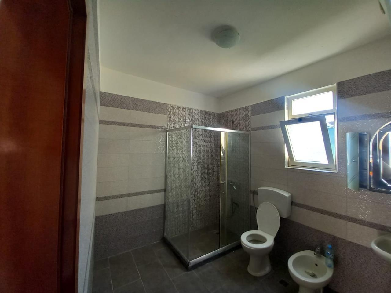 Qira, Shtepi Private 3+1,Pran Tregut Industrial , Durres.