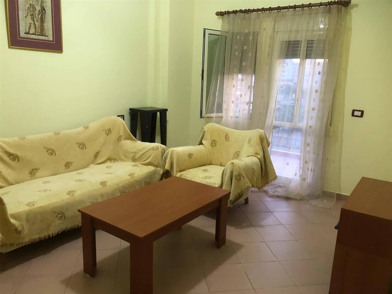 Jepet Hyrje 3+1 e mobiluar me qira