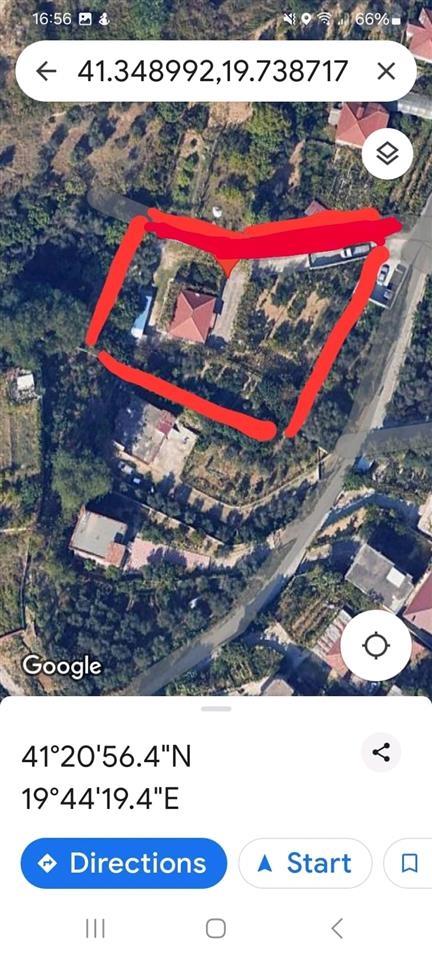 Shitet shtëpi private bashke me tokè rrethuese.