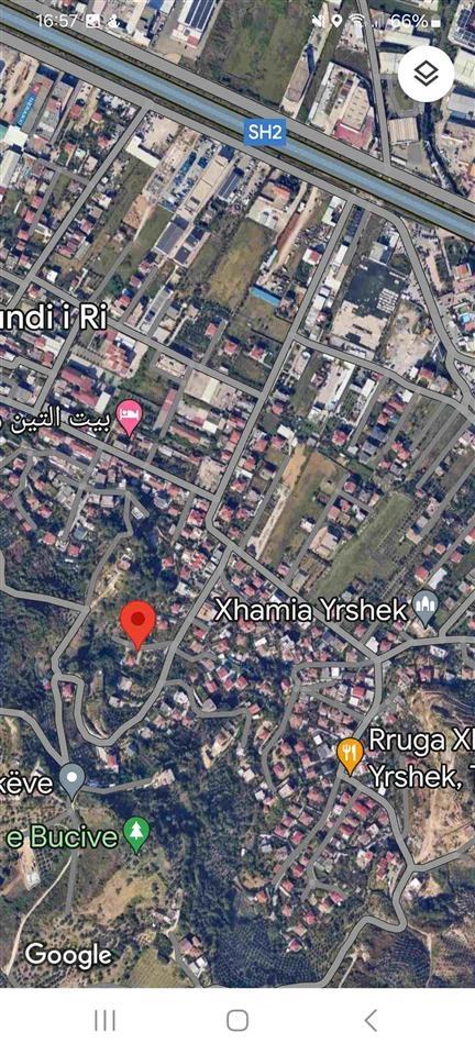 Shitet shtëpi private bashke me tokè rrethuese.