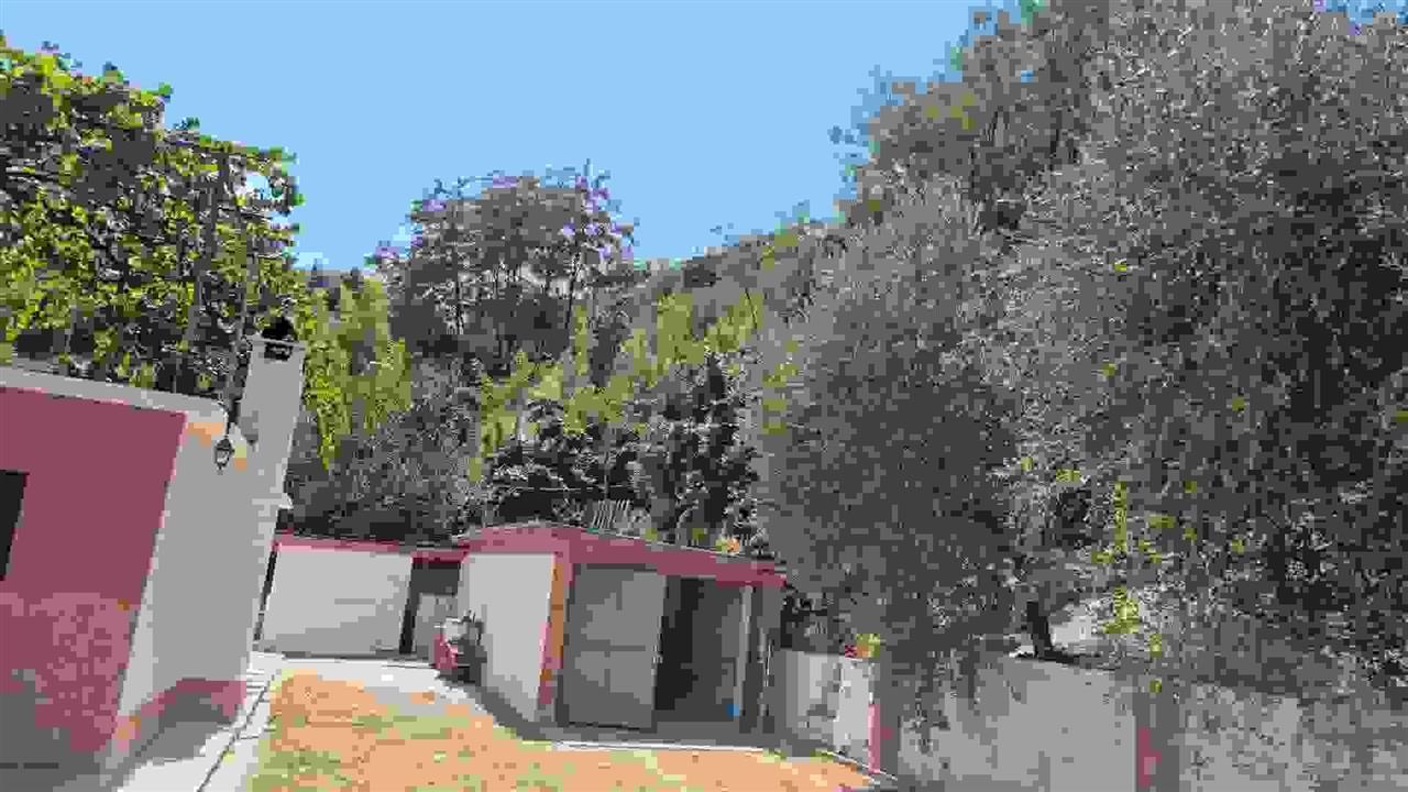 Shitet shtëpi private bashke me tokè rrethuese.