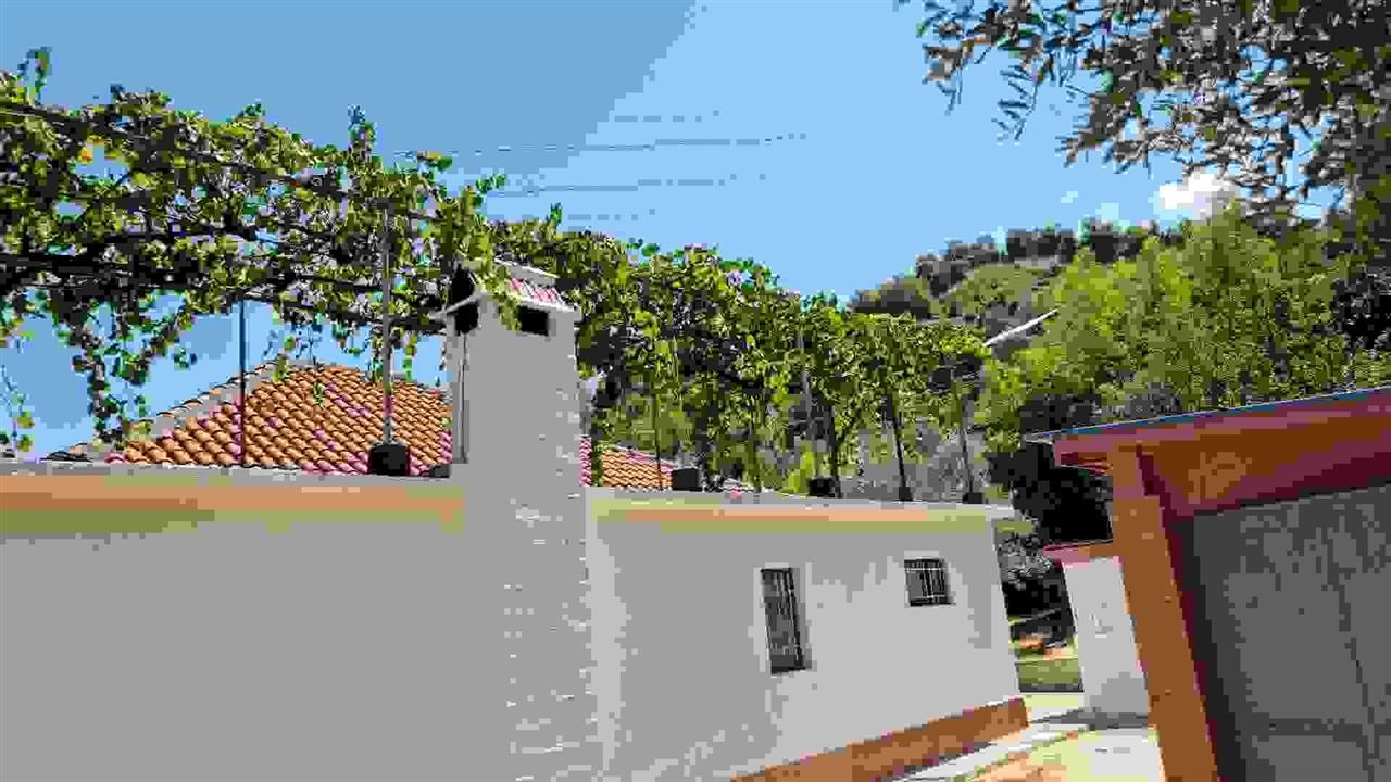 Shitet shtëpi private bashke me tokè rrethuese.