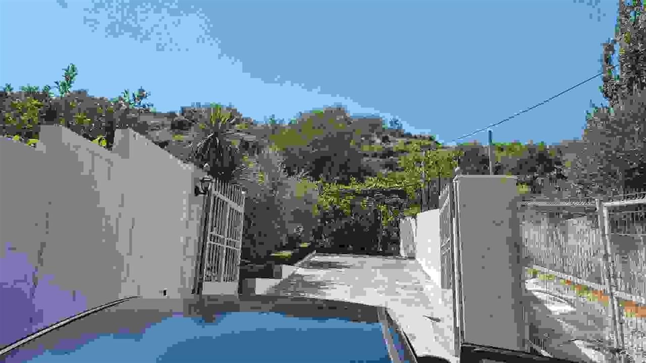 Shitet shtëpi private bashke me tokè rrethuese.