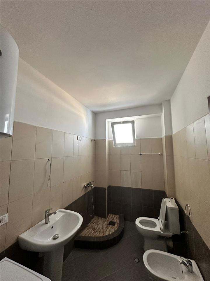 Jepet me qira apartament 2+1 tek Stadiumi