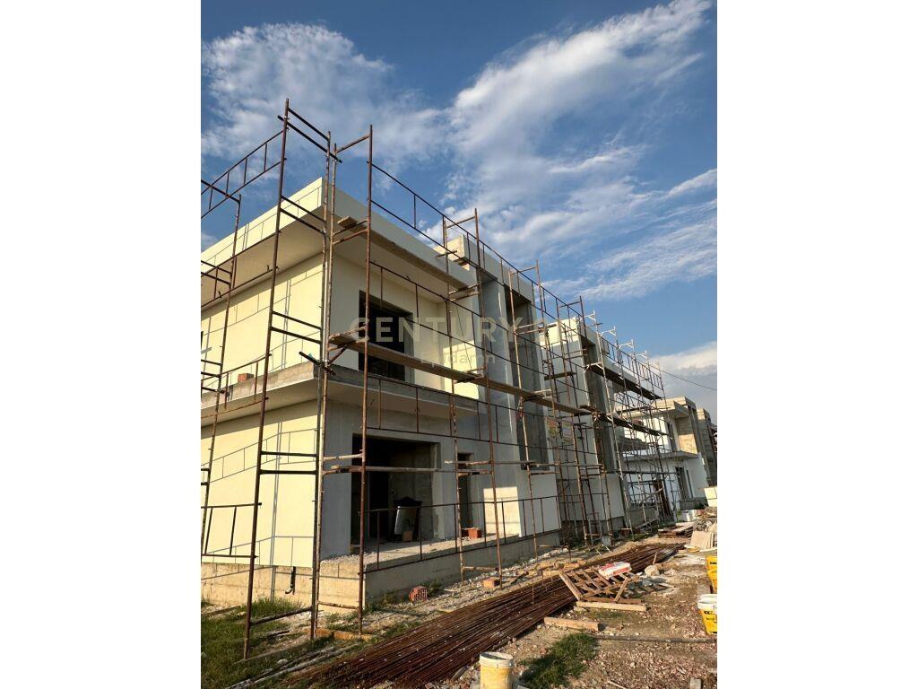 SHITET VILE INDIVIDUALE ME PISHINE NE GJIRIN E LALZIT | 250.