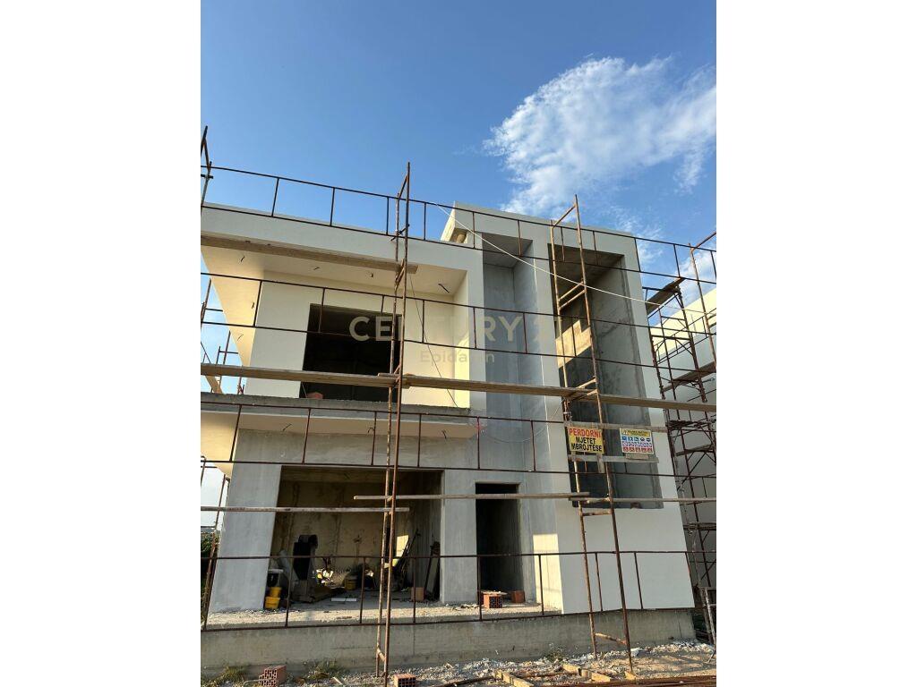 SHITET VILE INDIVIDUALE ME PISHINE NE GJIRIN E LALZIT | 250.