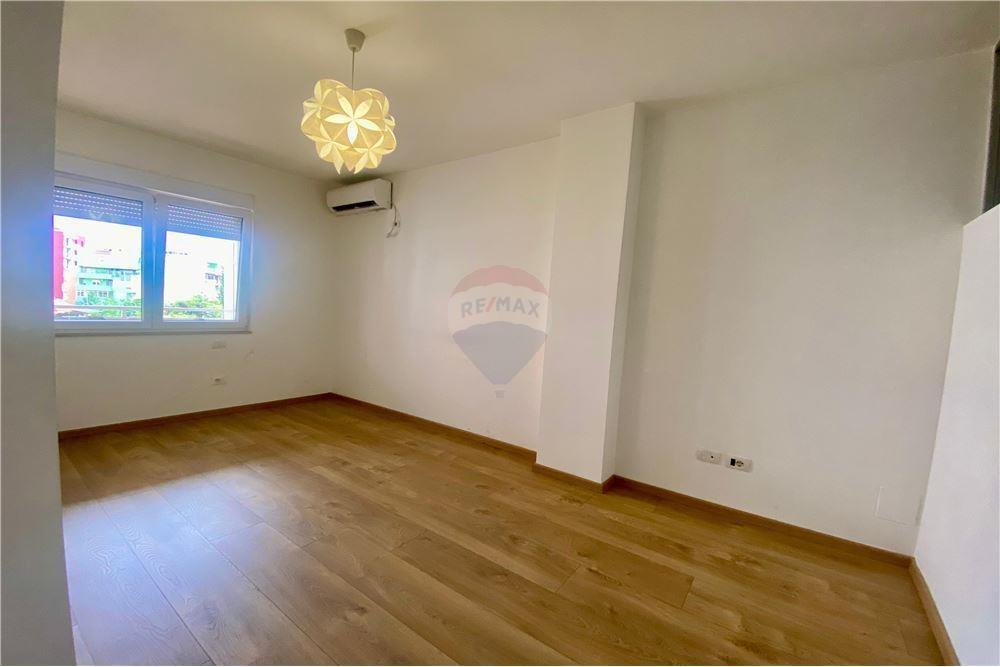 APARTAMENT 3+1+2 PER SHITJE TE RRUGA E ELBASANIT
