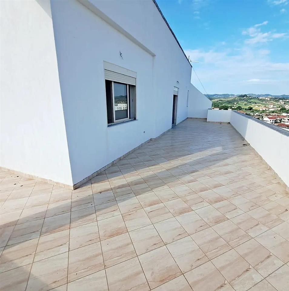 Kavaje, apartament 2+1+2 tualete+ super verande.