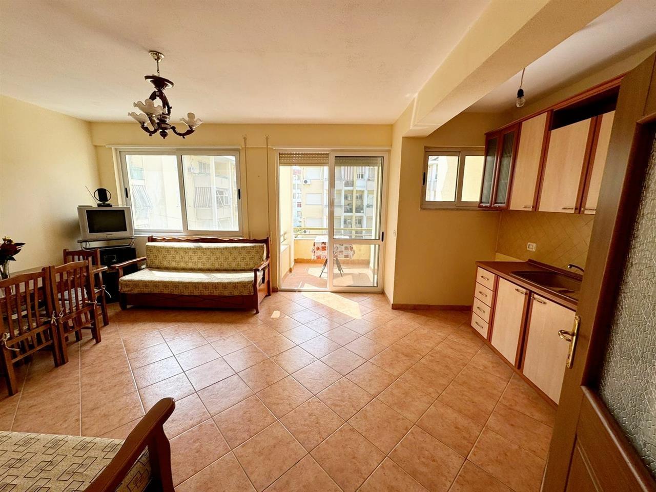 Golem, apartament 1+1 + hapesire parkingu personale .