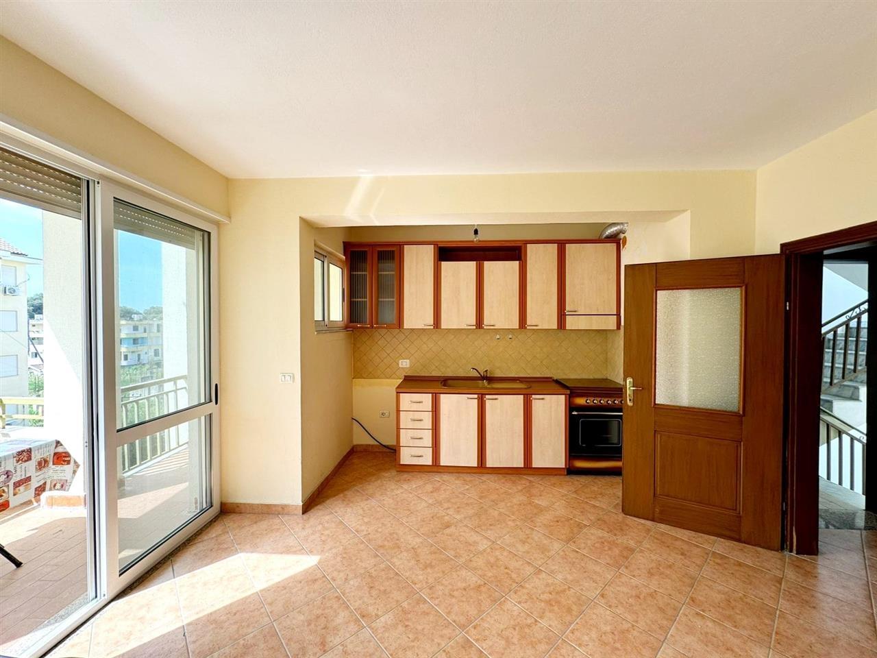 Golem, apartament 1+1 + hapesire parkingu personale .