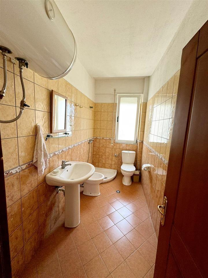 Golem, apartament 1+1 + hapesire parkingu personale .