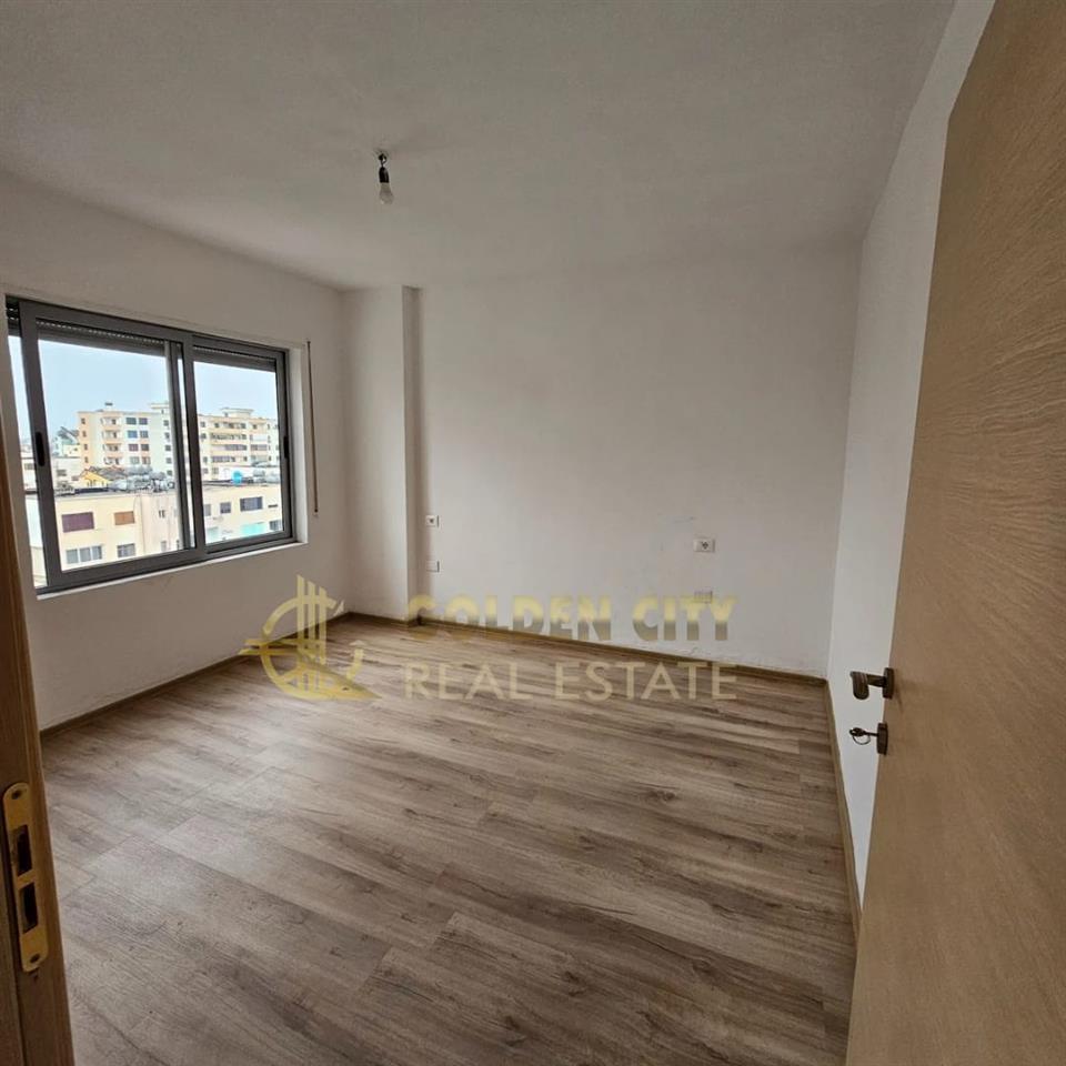 Shitet apartament 1+1