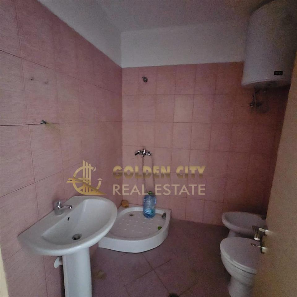 Shitet apartament 1+1