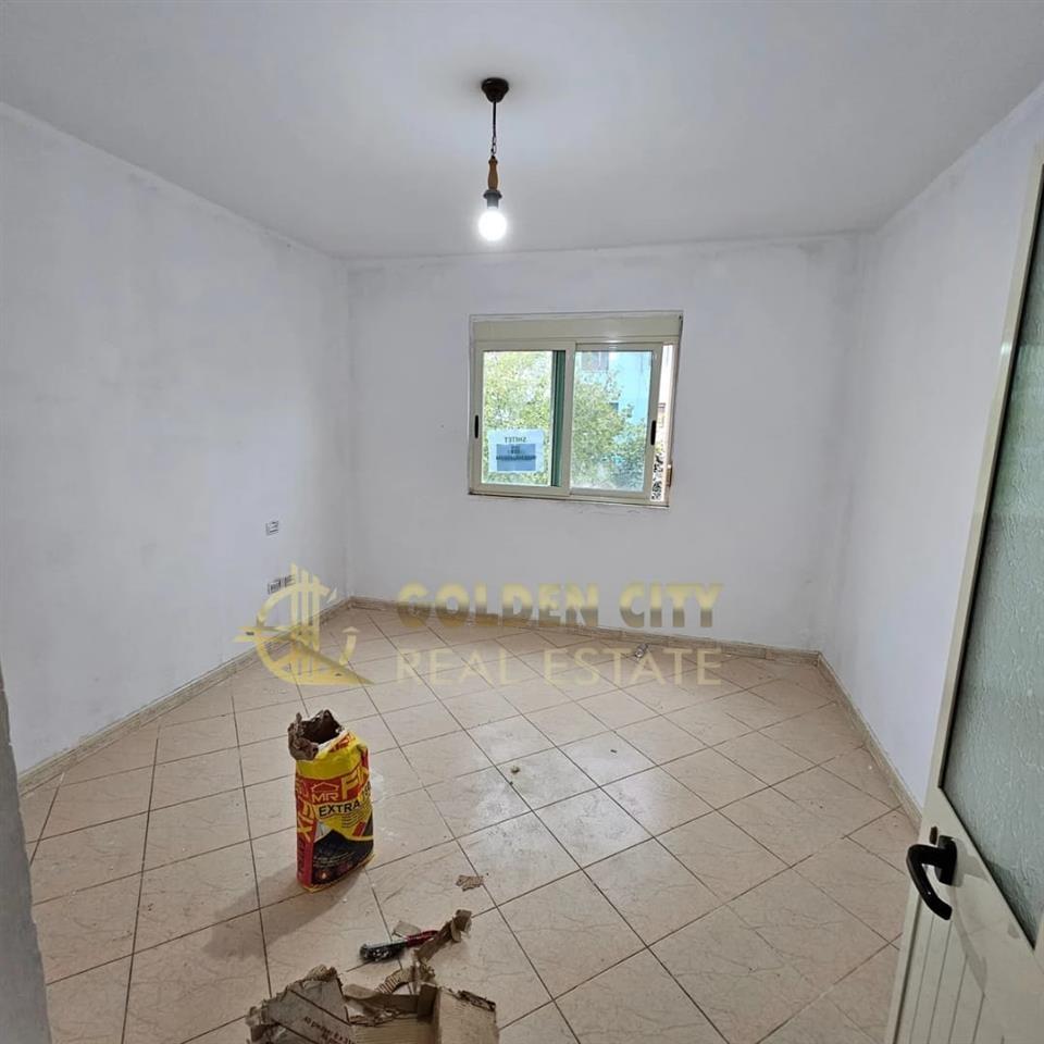 Shitet apartament 1+1