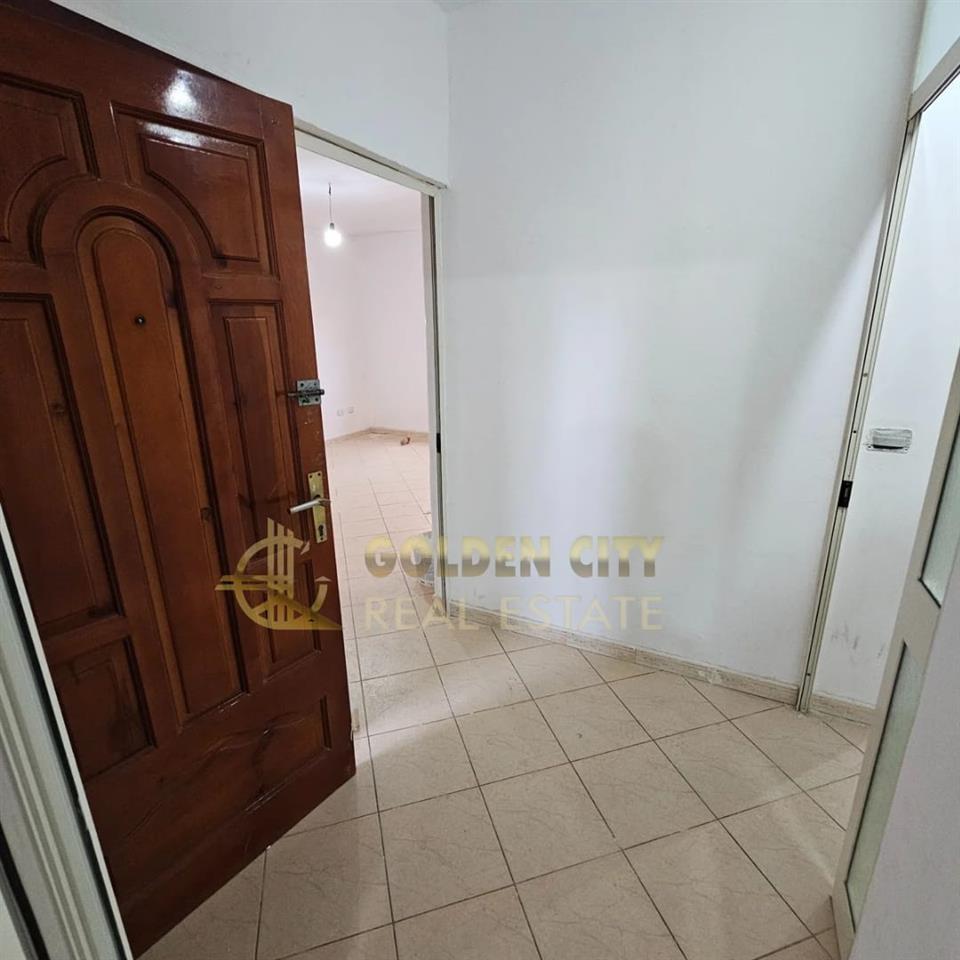 Shitet apartament 1+1