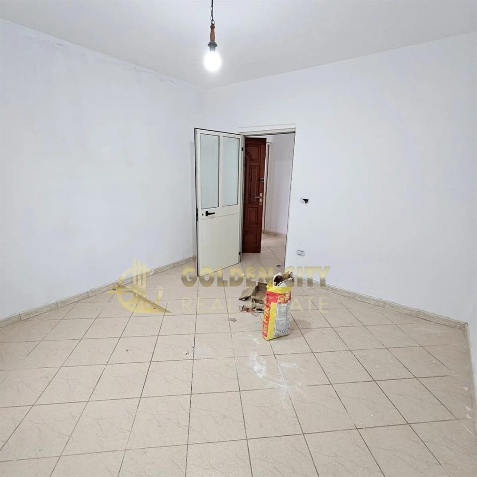 Shitet apartament 1+1