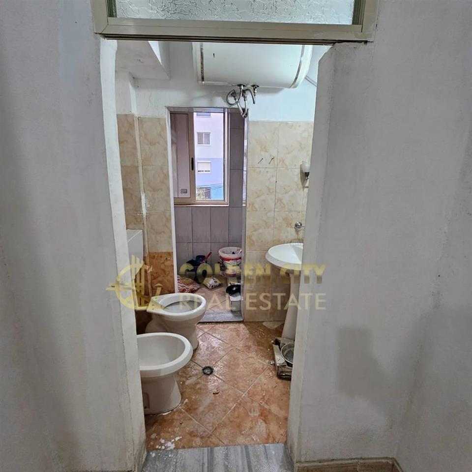 Shitet apartament 1+1