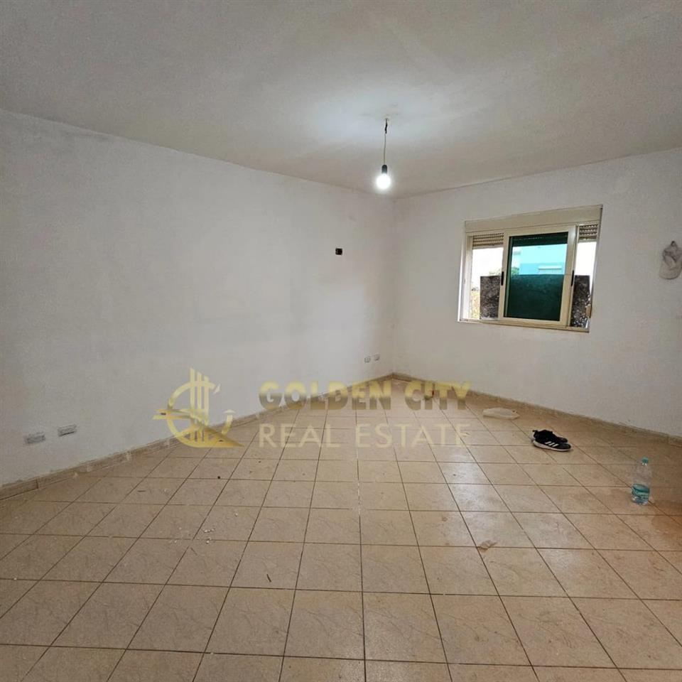 Shitet apartament 1+1