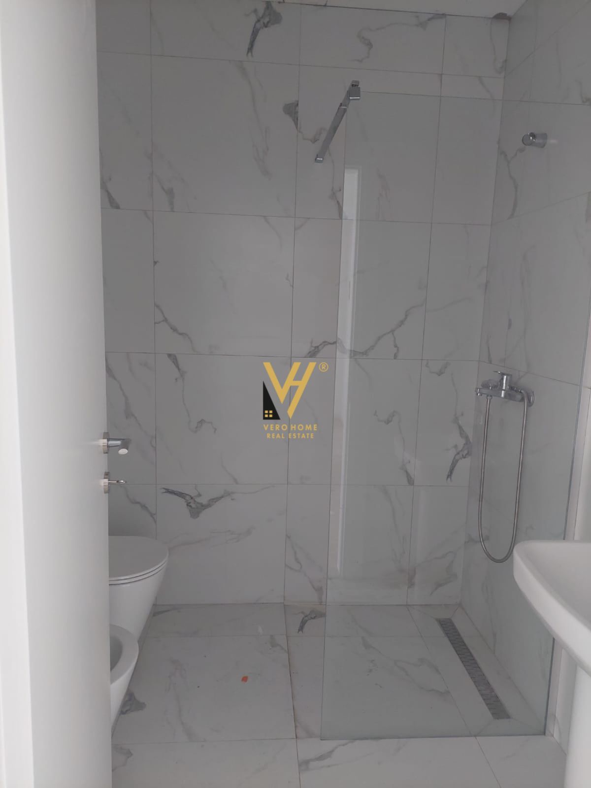 ZYRE 124 M2 TE LIQENI ARTIFICIAL 1.600 EURO