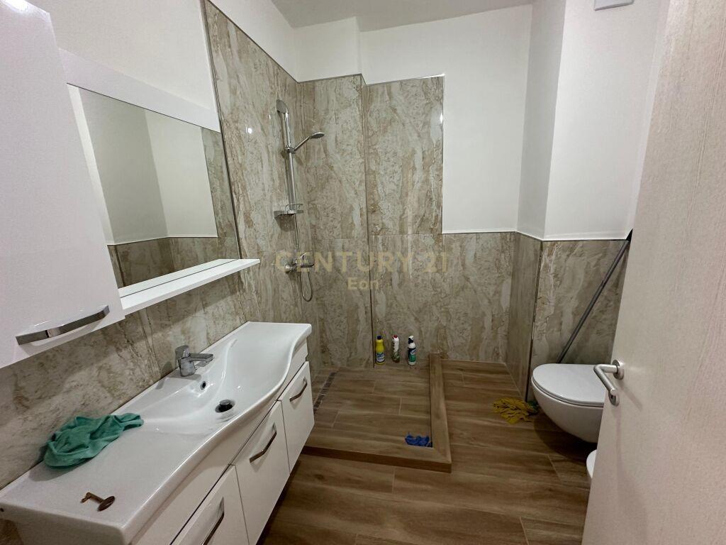 JEPET APARTAMENT 3+1+2 ME QIRA TEK RRUGA E PORTIT NE DURRES!