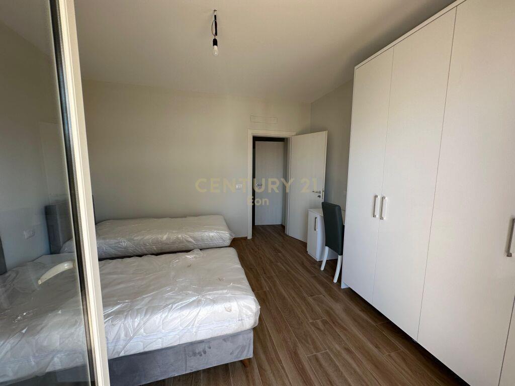 JEPET APARTAMENT 3+1+2 ME QIRA TEK RRUGA E PORTIT NE DURRES!
