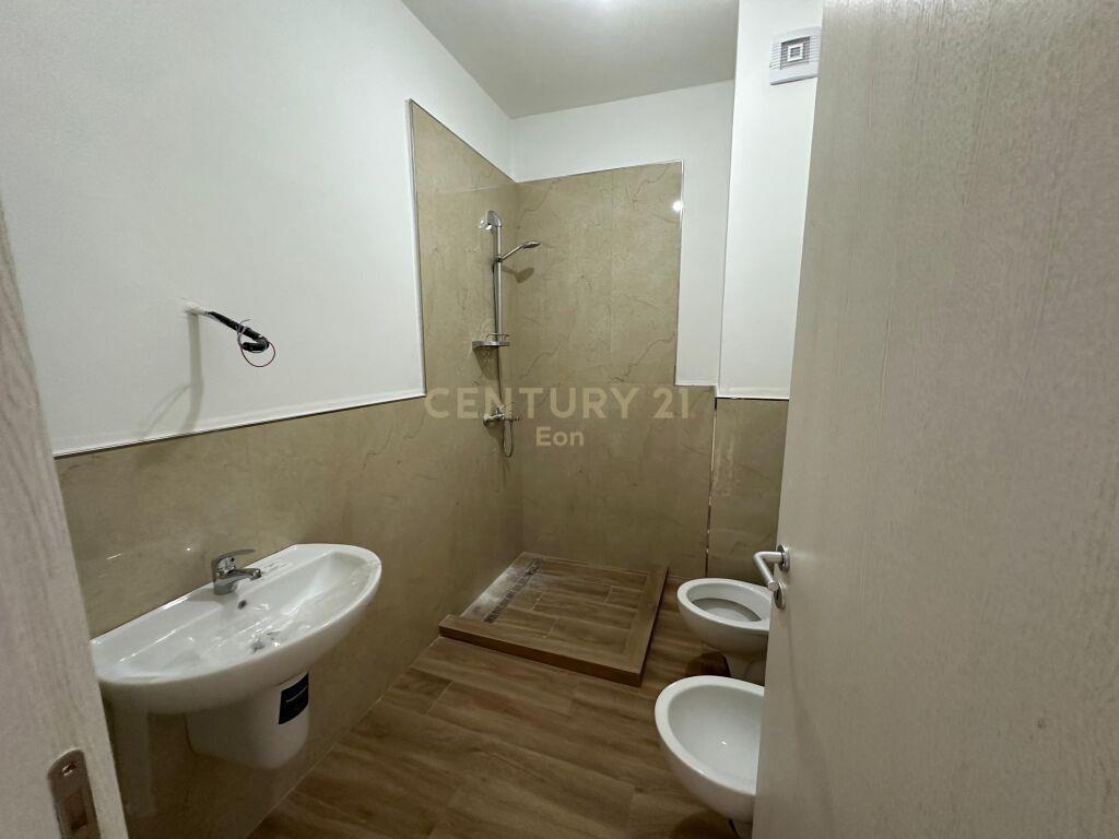 JEPET APARTAMENT 3+1+2 ME QIRA TEK RRUGA E PORTIT NE DURRES!