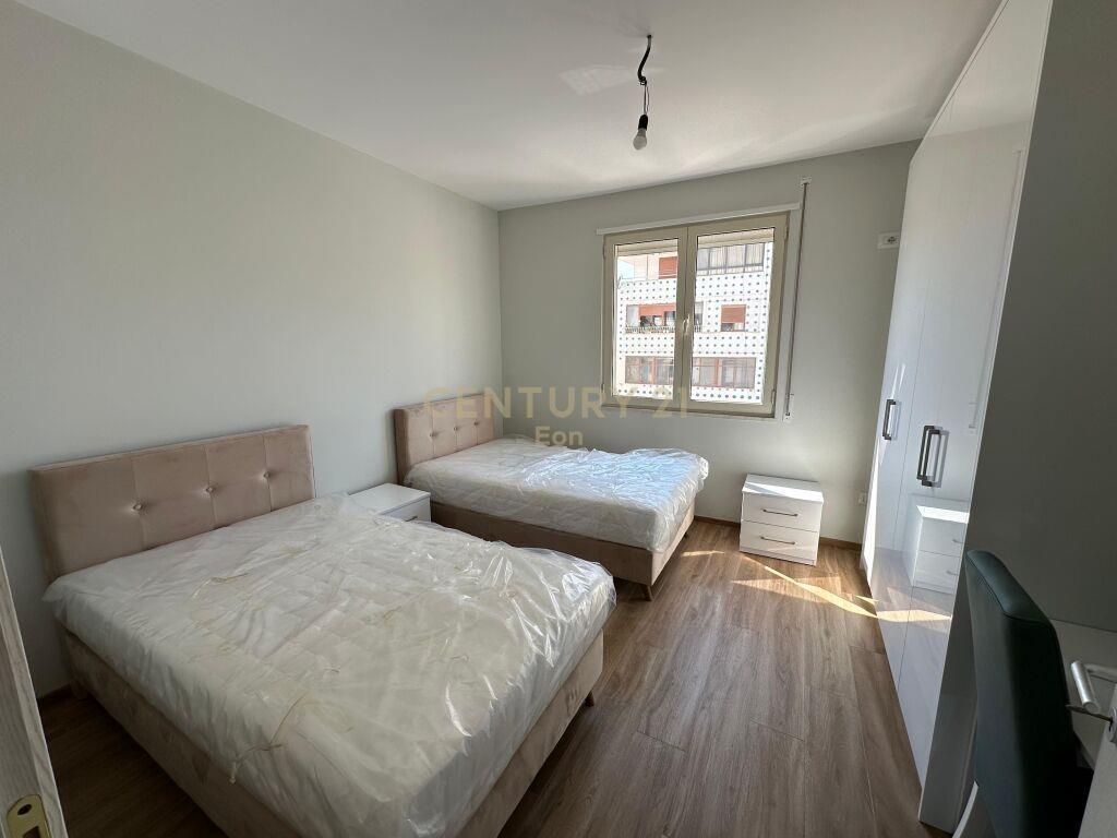 JEPET APARTAMENT 3+1+2 ME QIRA TEK RRUGA E PORTIT NE DURRES!