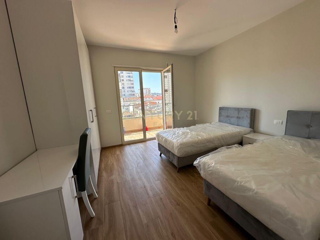 JEPET APARTAMENT 3+1+2 ME QIRA TEK RRUGA E PORTIT NE DURRES!